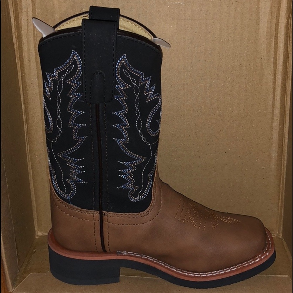 BRAND NEW!!! Swift Creek Boys size 10
